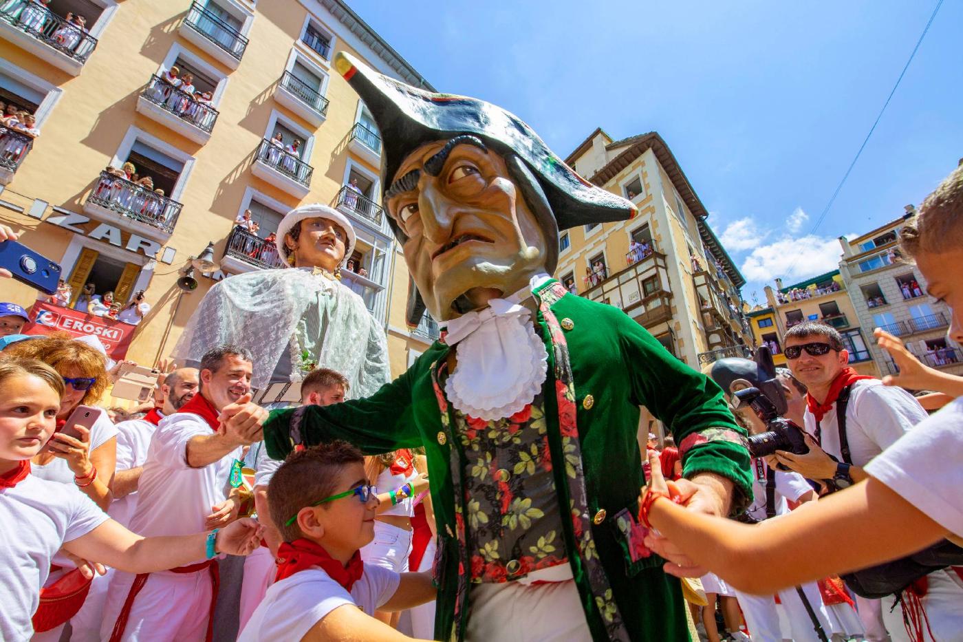 Gigantes, cabezudos y kilikis en la Plaza del Ayuntamiento